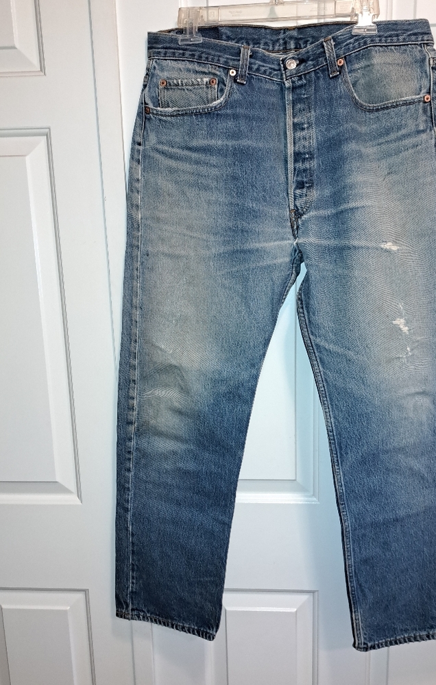 Levi's 501 Shrink to fit, 38x33. 5 button front closure, 5 pocket jeans